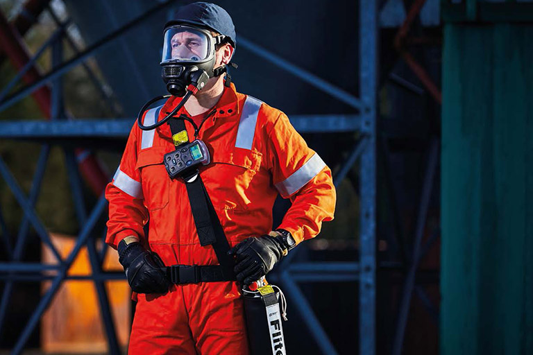 Detección de Gases: Más Allá de la Alarma, el Rol de los Multigas en la Prevención de Catástrofes en Espacios Confinados